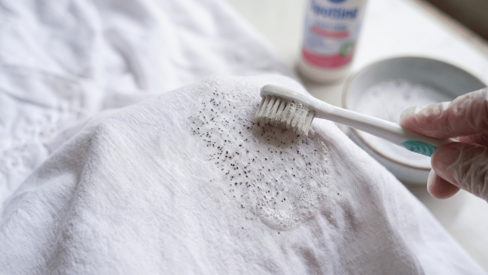 Cara Menghilangkan Bintik Hitam di Baju: Solusi Jamur Kain Mukena